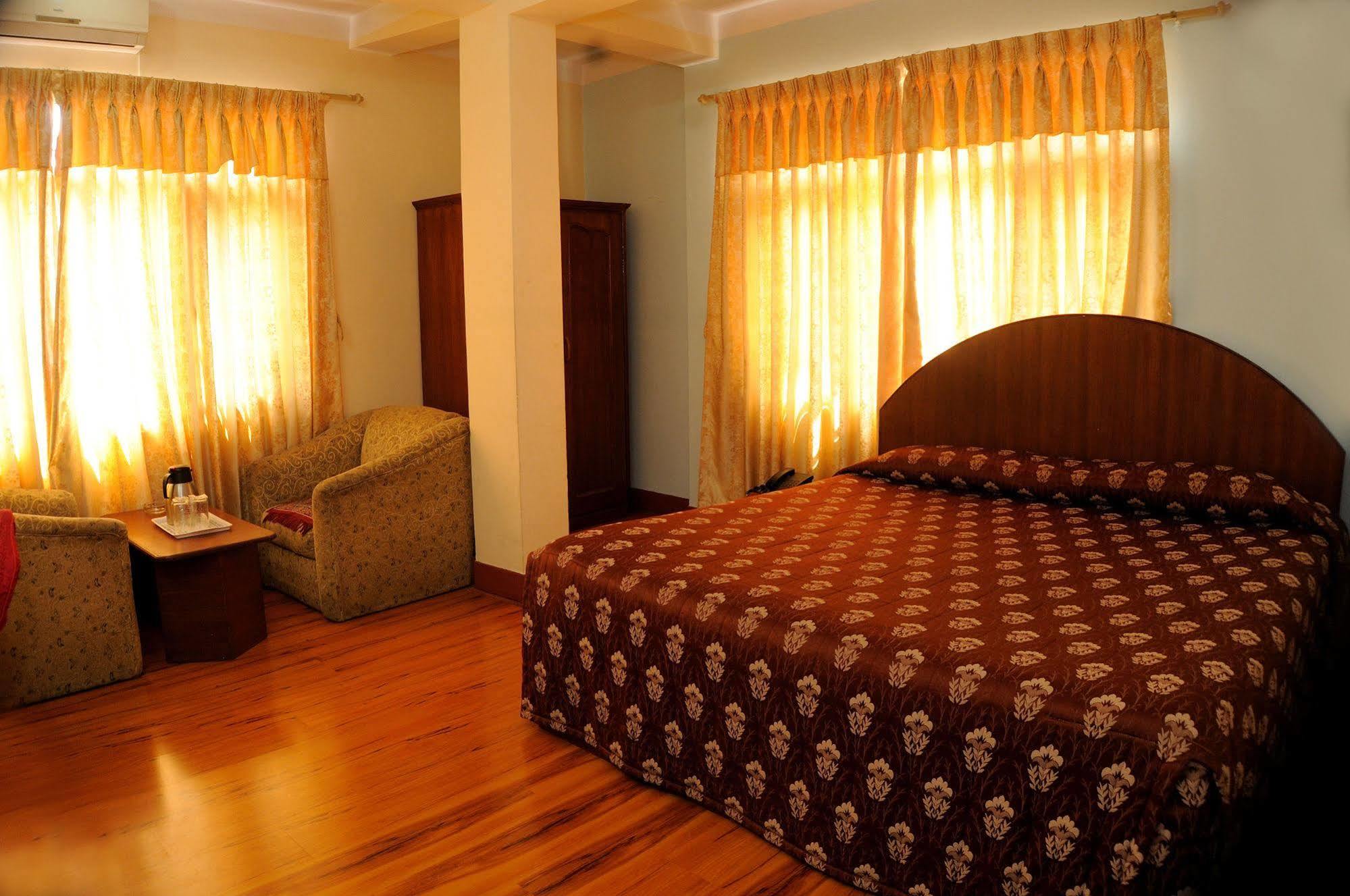 Hotel Brihaspati Катманду Екстериор снимка