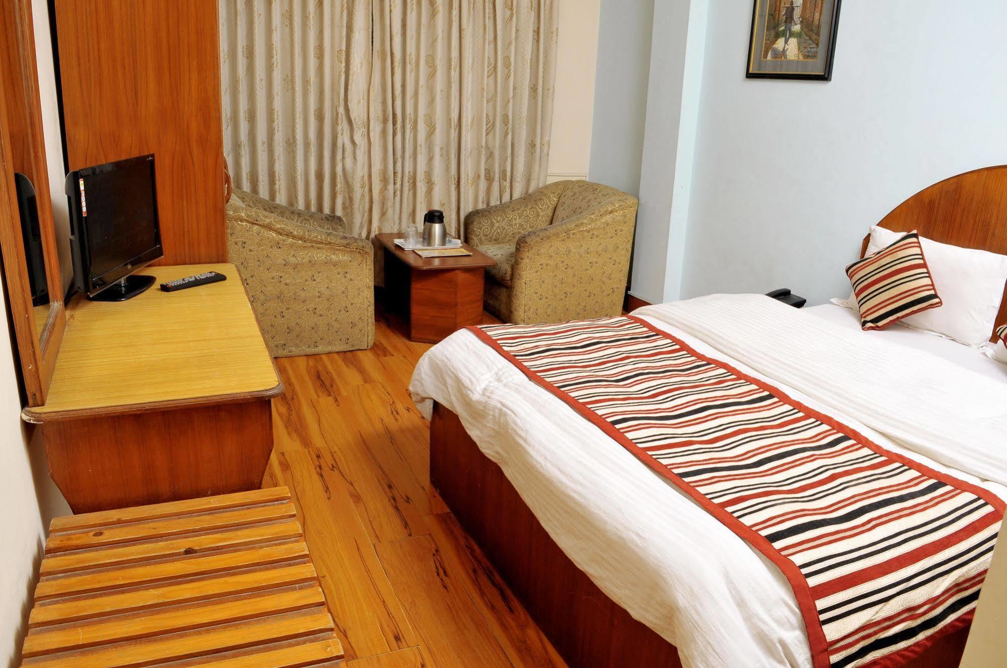 Hotel Brihaspati Катманду Екстериор снимка